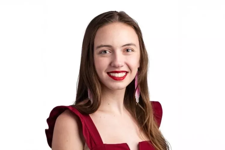 Headshot of a woman smiling.