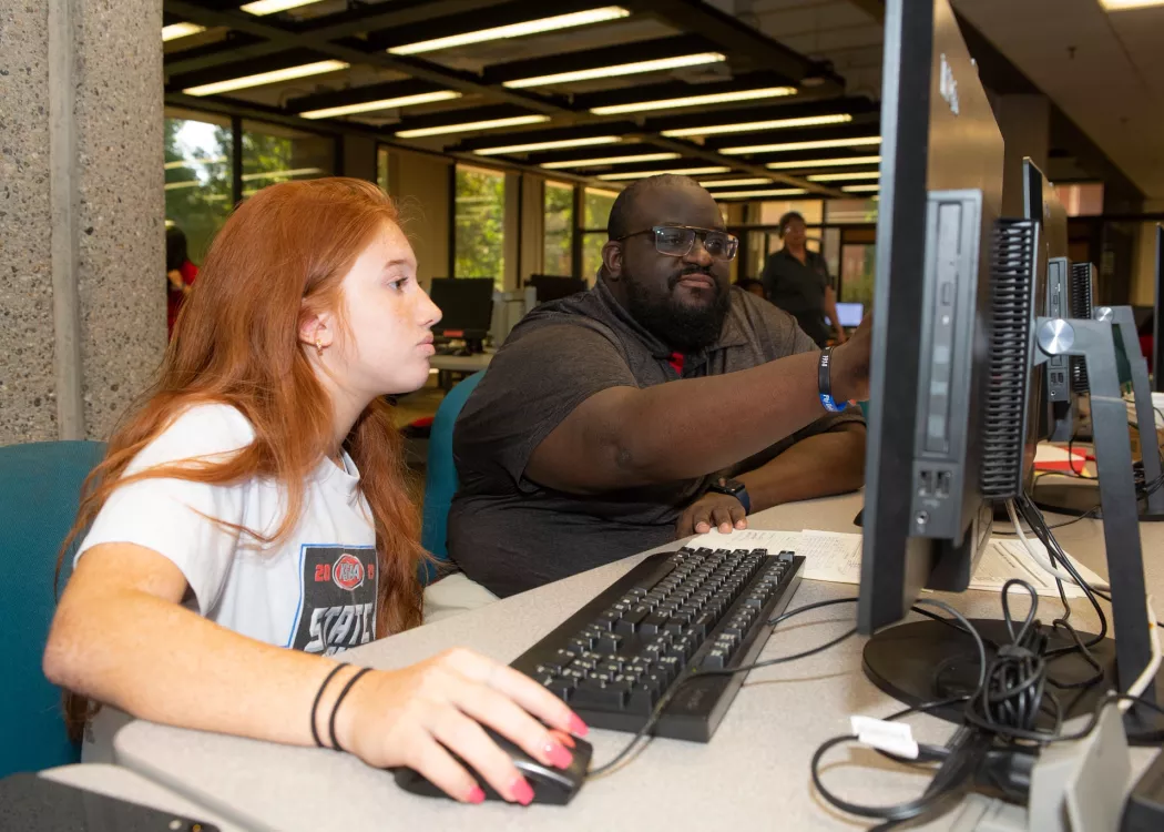Advising - Krista Behan with advisor Joshua Nelson during Summer 2022 Orientation