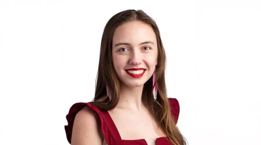 Headshot of a woman smiling.